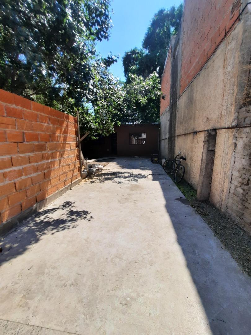 Casa 4 ambientes + Local o depto sobre Gran lote