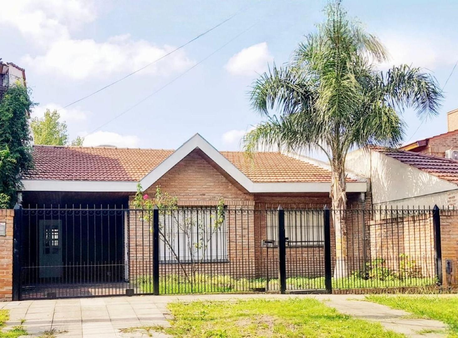 VENTA CHALET 4 AMB. CON COCHERA Y FONDO TODO PLANTA BAJA