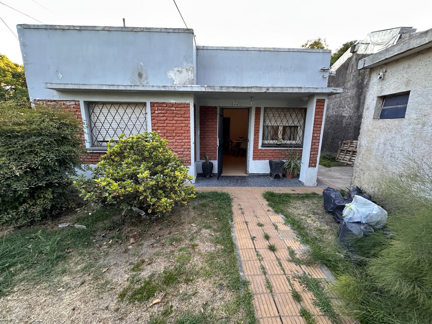 VENTA CASA 3 AMBIENTES CON DEPTO EN MORENO