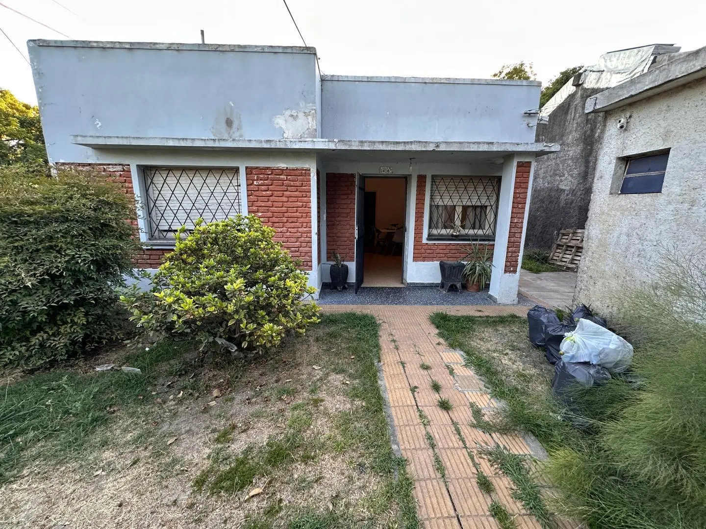 VENTA CASA 3 AMBIENTES CON DEPTO EN MORENO 1