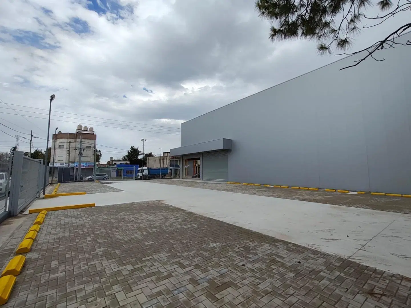 GALPON EN ALQUILER AVENIDA COMERCIAL GRAL RODRIGUEZ 5