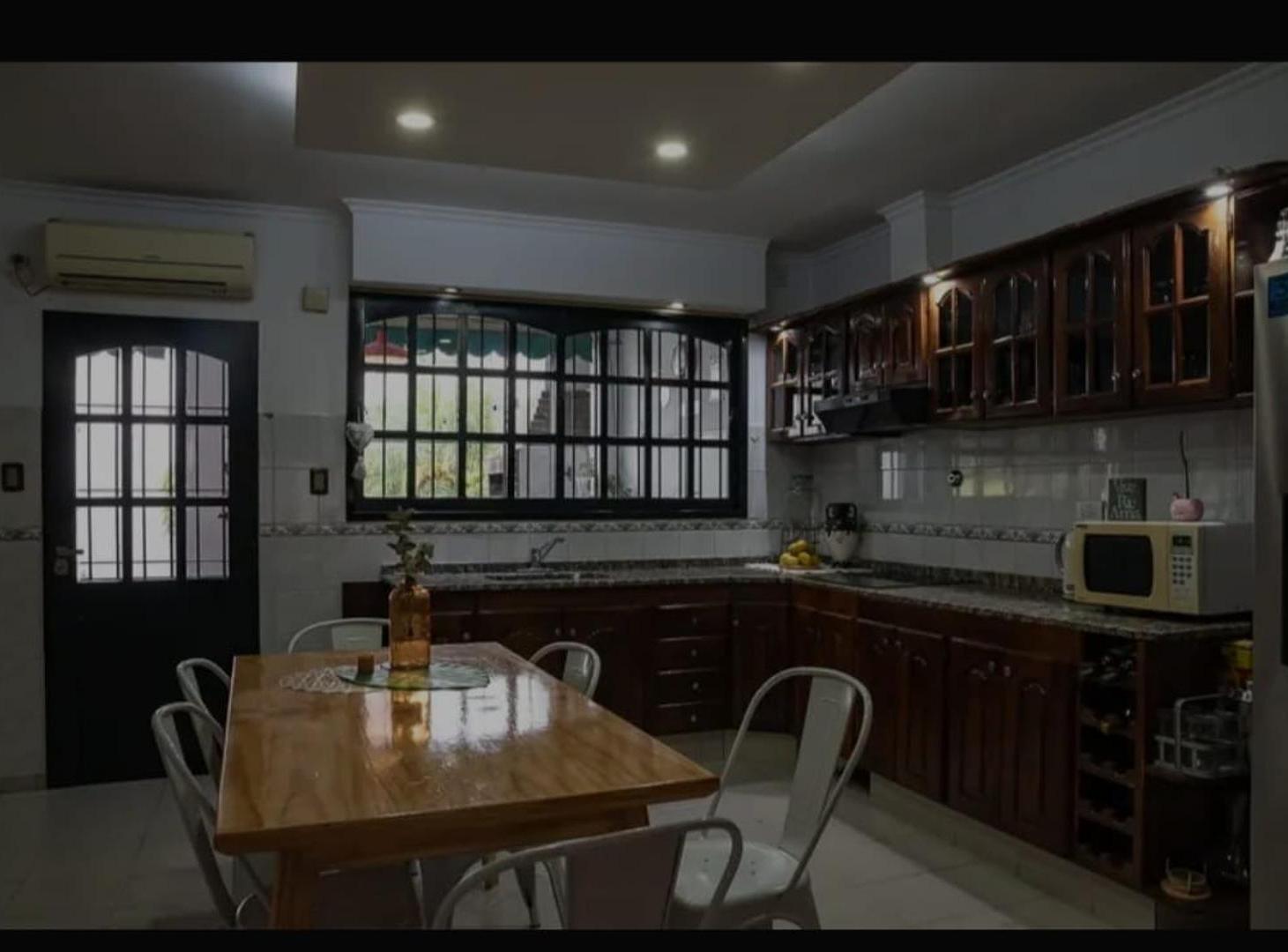 Foto de HERMOSA CASA 5 AMBIENTES EN PASO DEL REY, imagen 2