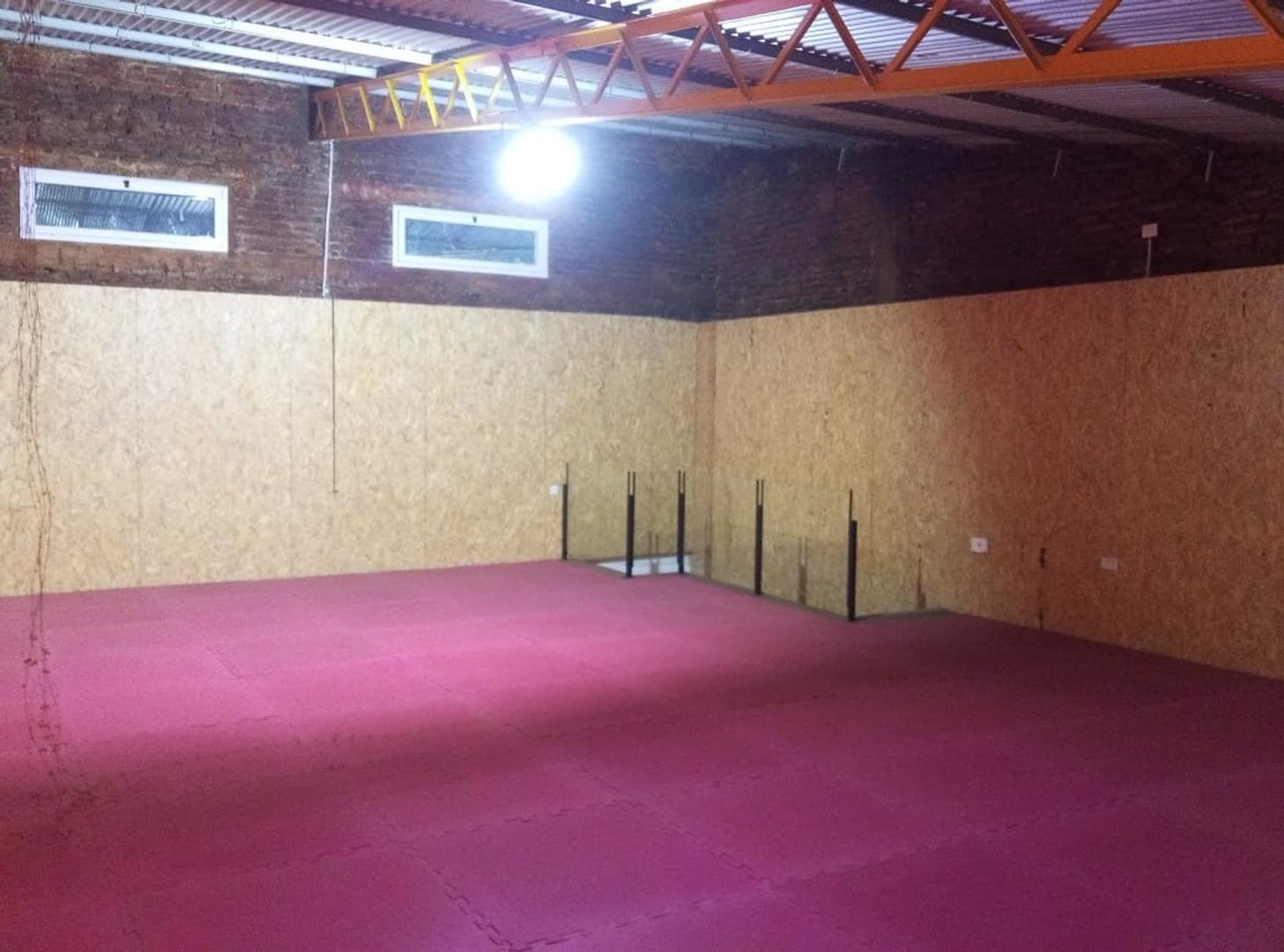 excelente local para clases deportivas