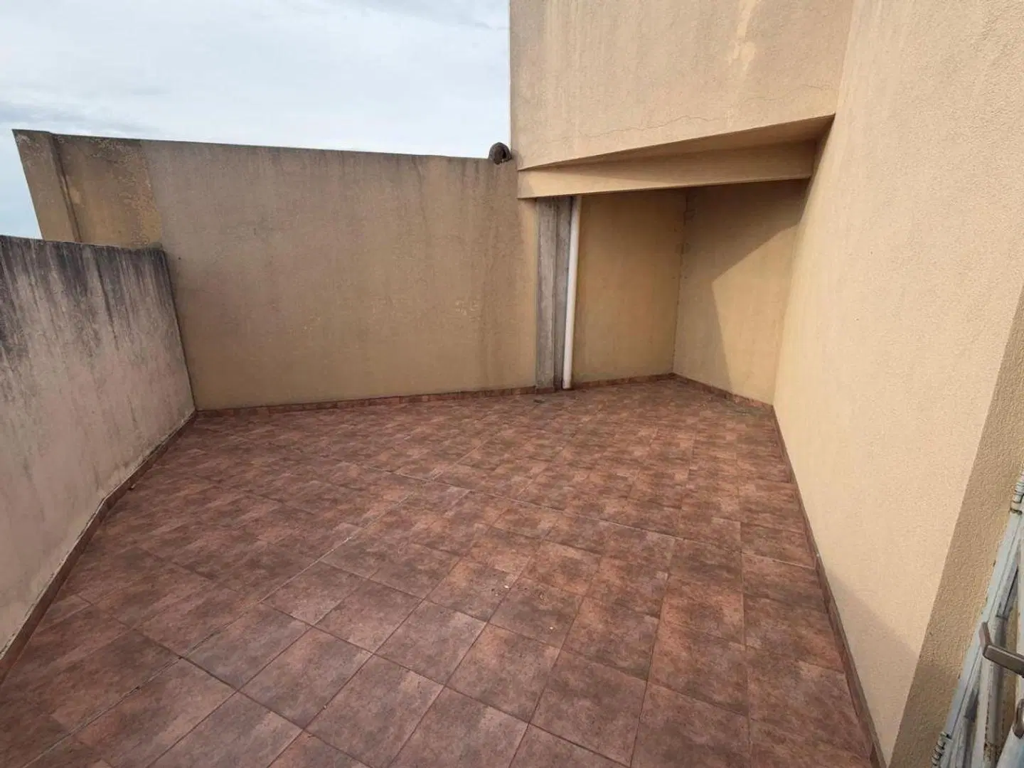 VENTA DEPARTAMENTO de AMBIENTES AMPLIOS y MUY LUMINOSO ZOGBA 2