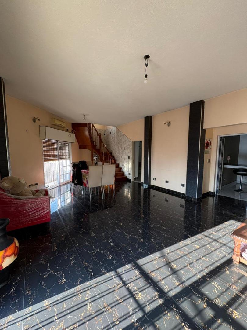Casa en venta con local sobre avenida en Moreno