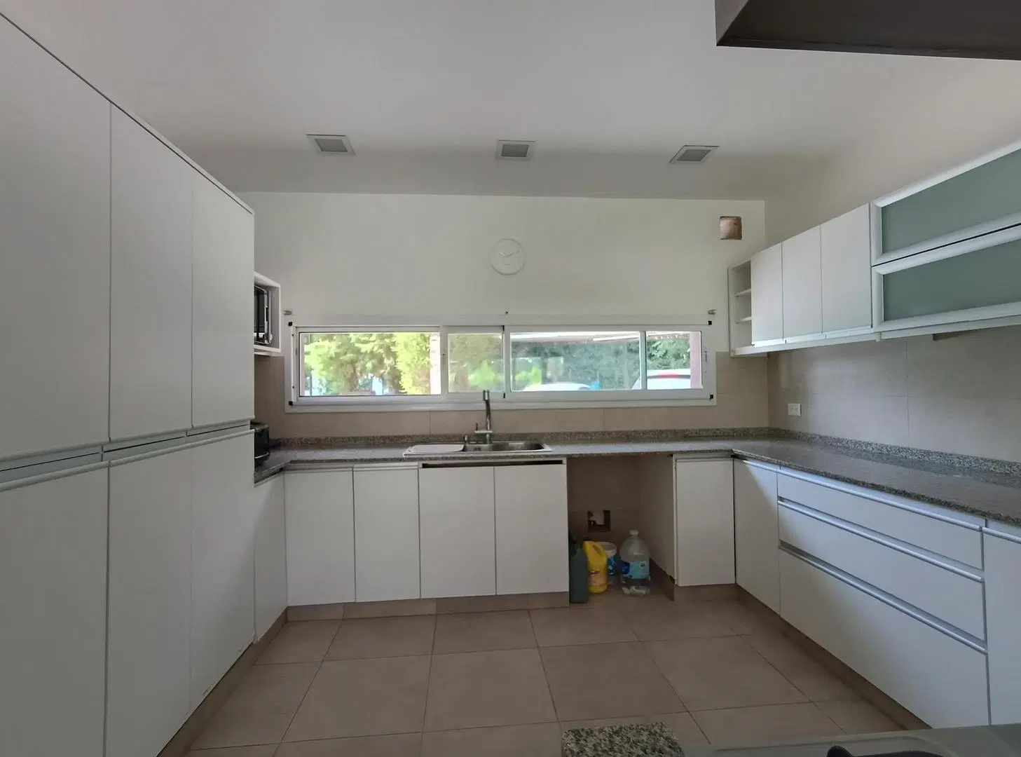Casa con ambientes amplios y luminosos, con gran parque 5