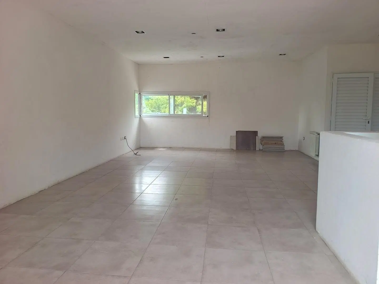Casa con ambientes amplios y luminosos, con gran parque 5
