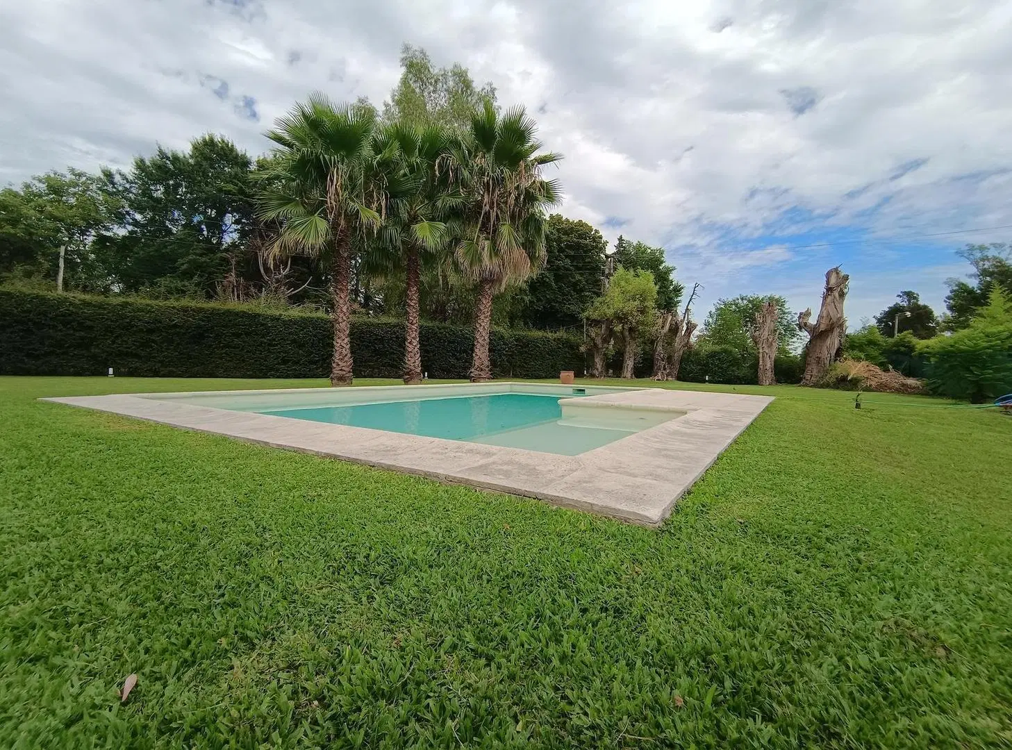 Casa con ambientes amplios y luminosos, con gran parque 3