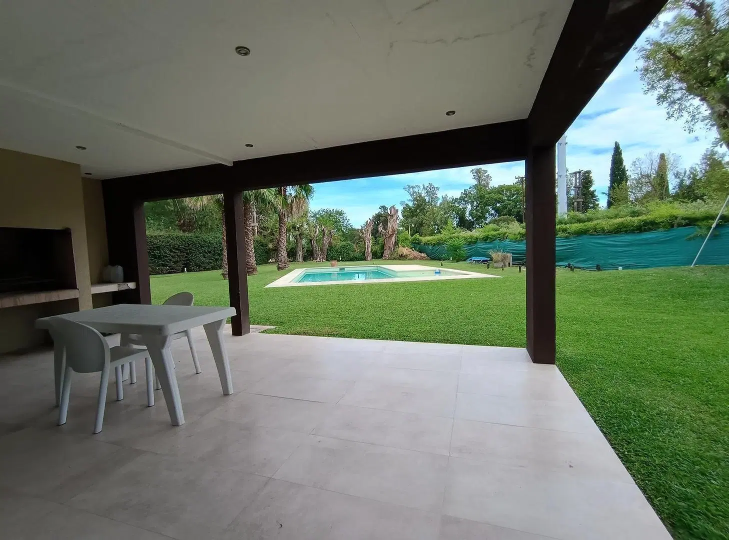 Casa con ambientes amplios y luminosos, con gran parque 4