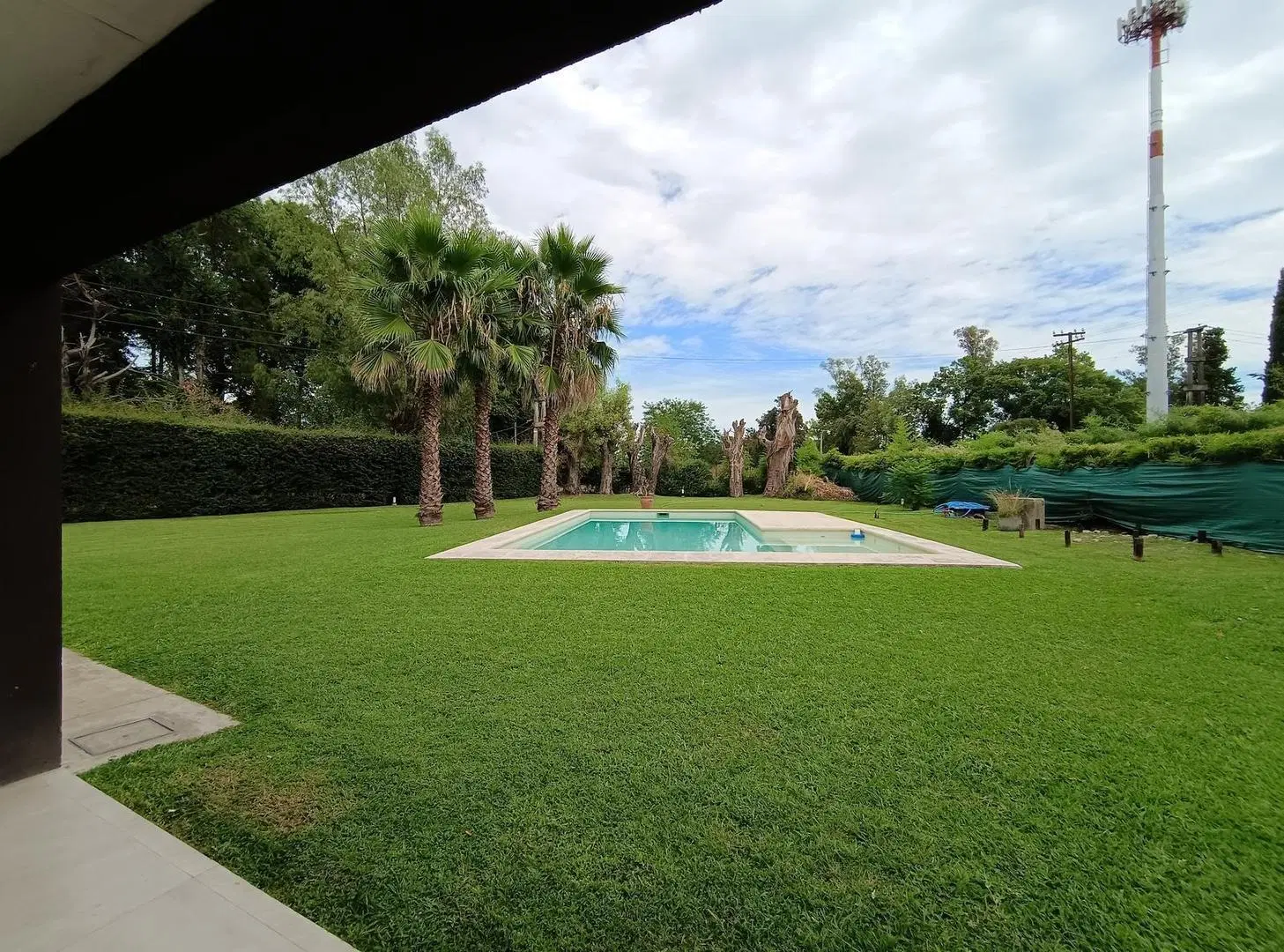 Casa con ambientes amplios y luminosos, con gran parque 3