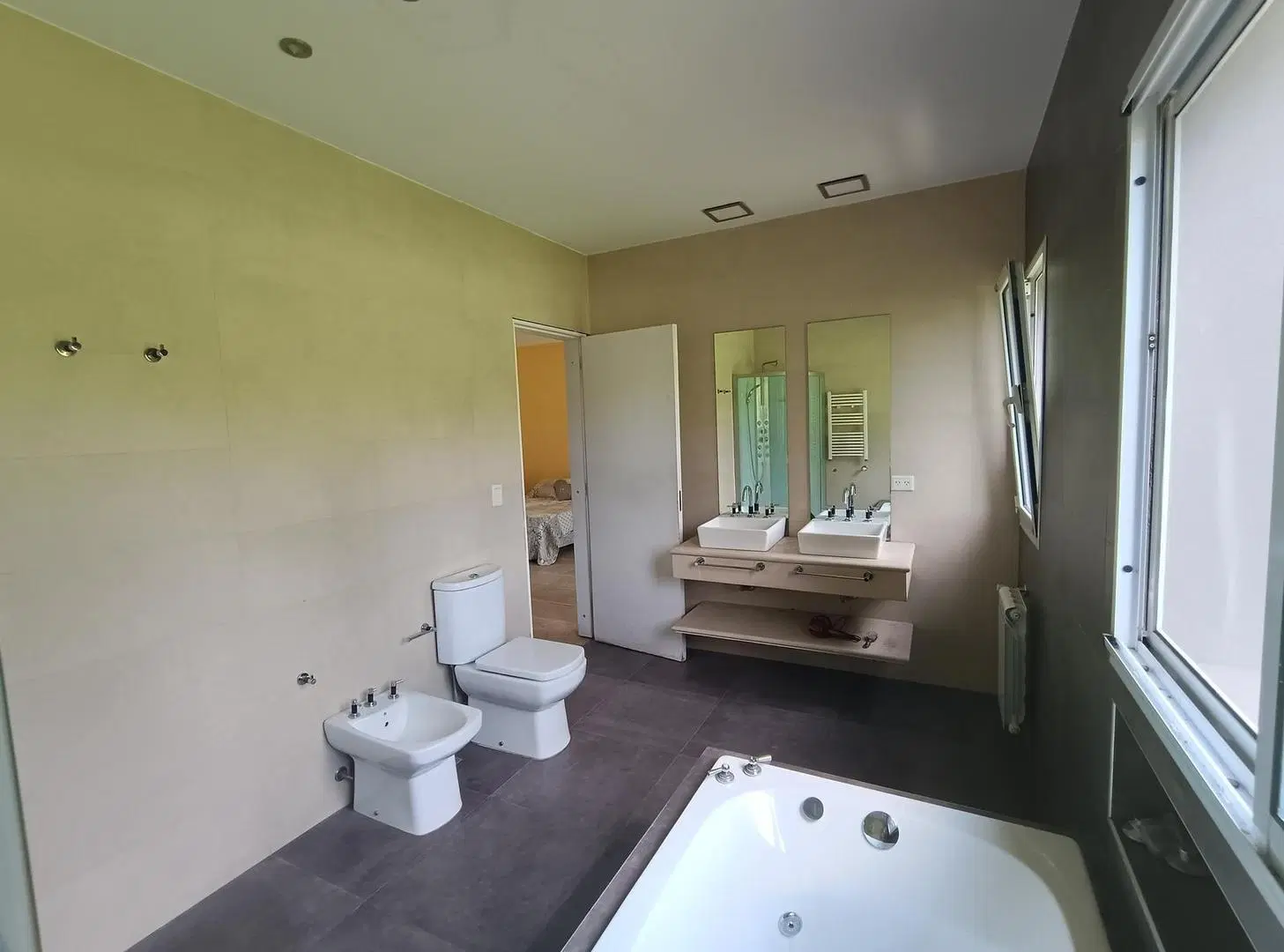 Casa con ambientes amplios y luminosos, con gran parque 2