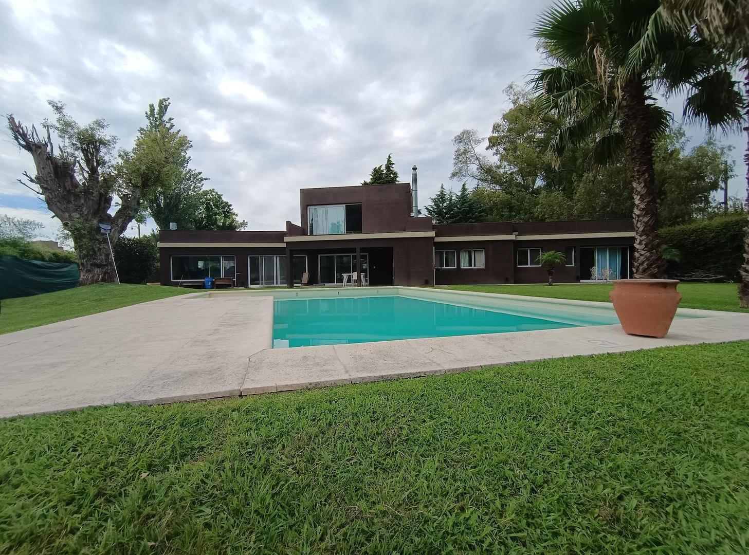 Casa con ambientes amplios y luminosos, con gran parque