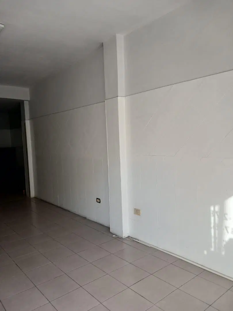 Excelente y amplio local en Moreno centro 1