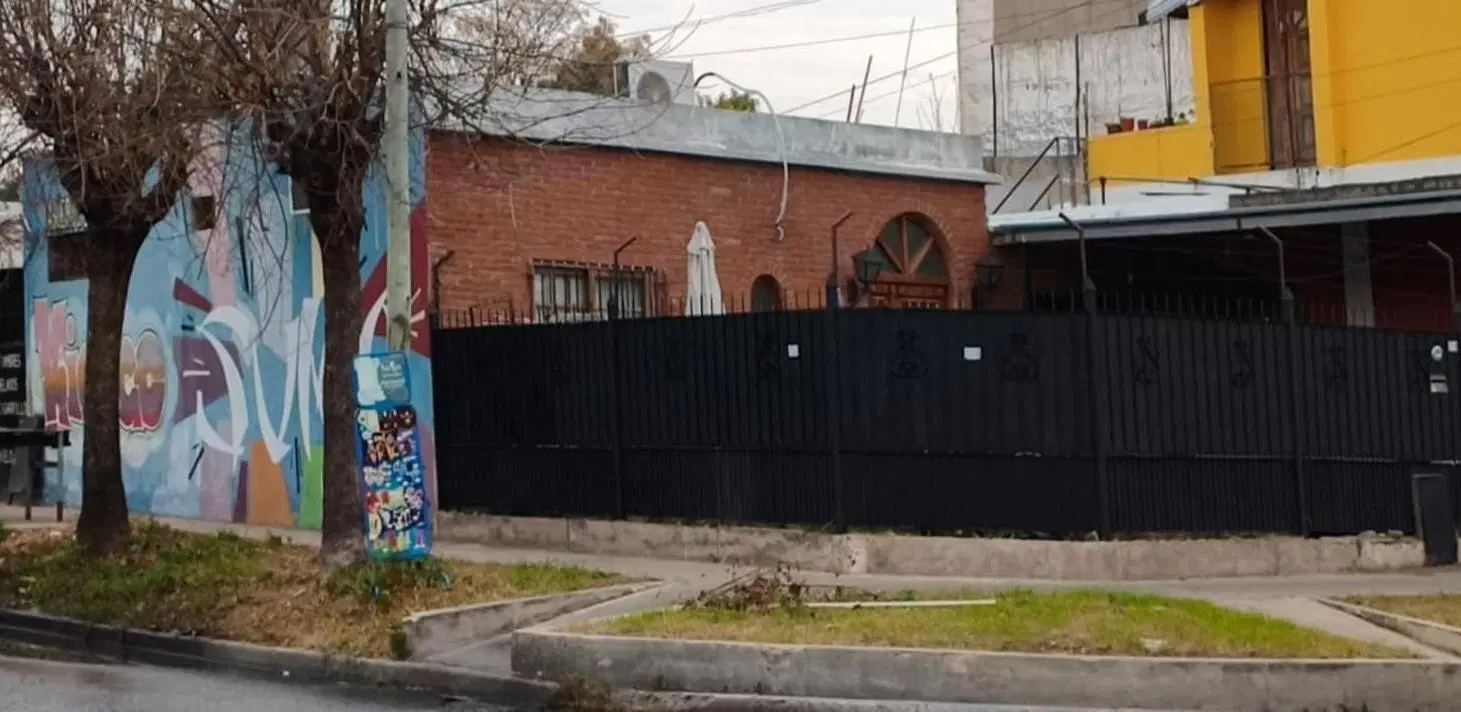 CASA EN VENTA DE 4 AMBIENTES CON PILETA Y LOCAL EN HURLING 4