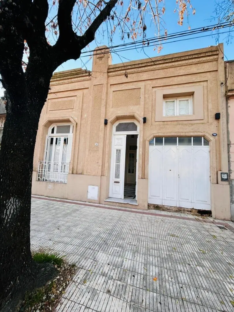 VENTA CASA, CENTRO DE MERCEDES B. 1