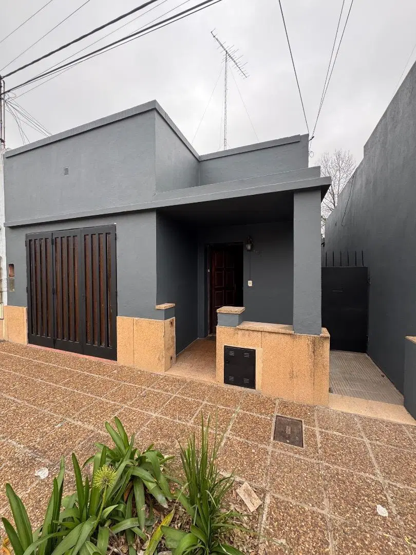 CASA EN CENTRO DE LUJAN A REFACCIONAR 1