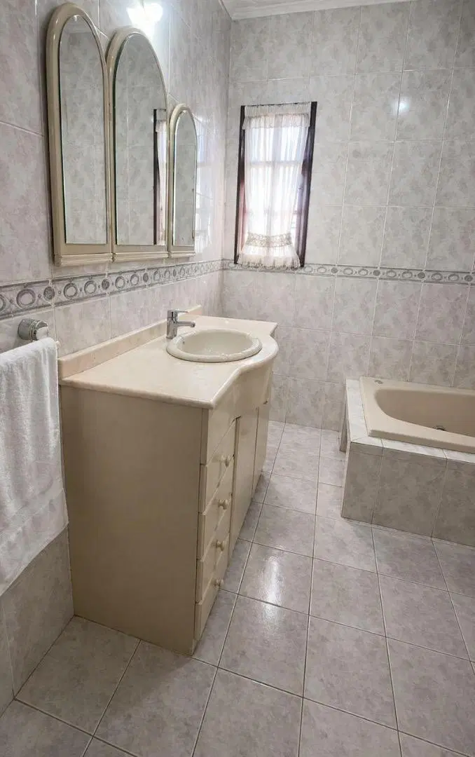 Casa 6 Ambientes con garage y 2 locales comerciales 4