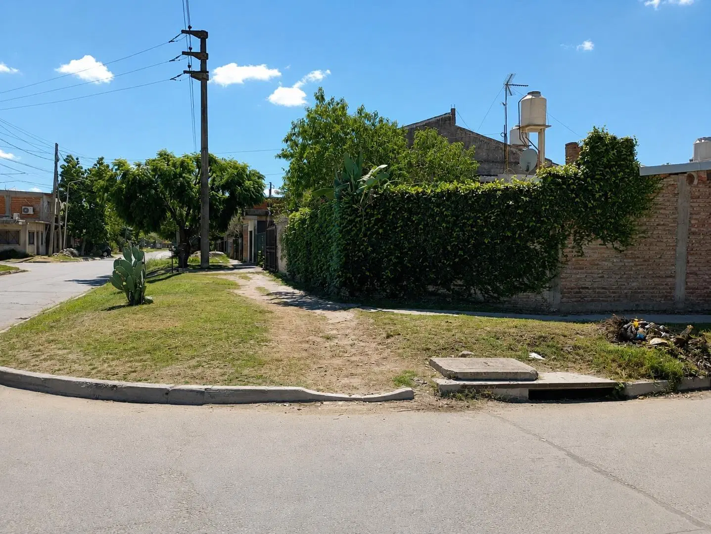 Casa con patio, cochera y quincho 2
