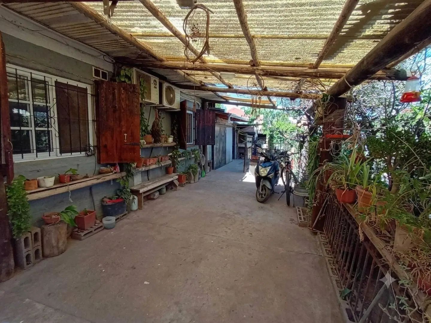 Casa con patio, cochera y quincho 4