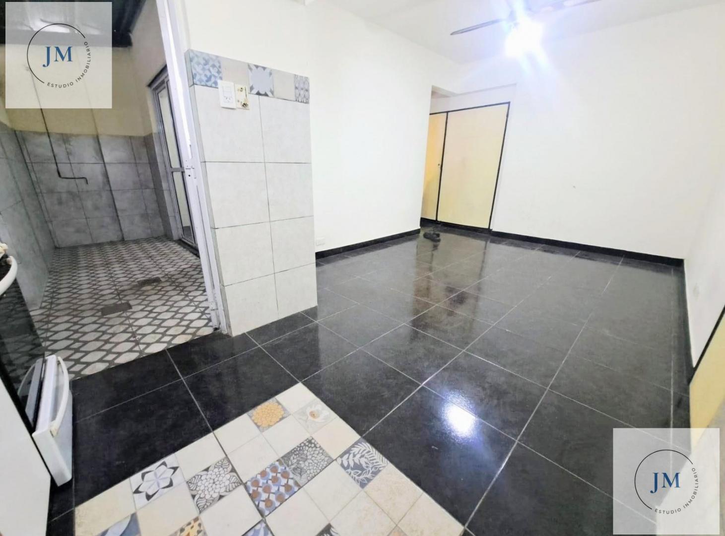 Foto de VENTA DEPARTAMENTO 2 AMBIENTES CON PATIO FLORESTA, imagen 1