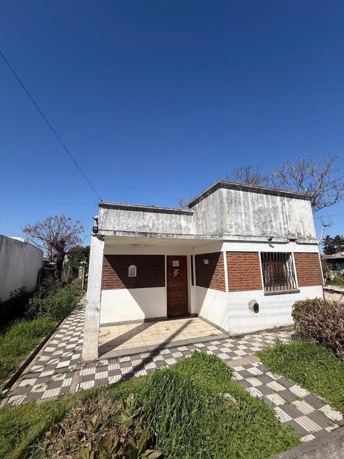 Casa en venta en Torres a refaccionar Lujan.