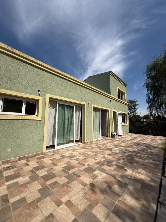Casa a estrenar! de 2 Dormi pileta y parque Carmen de Areco.