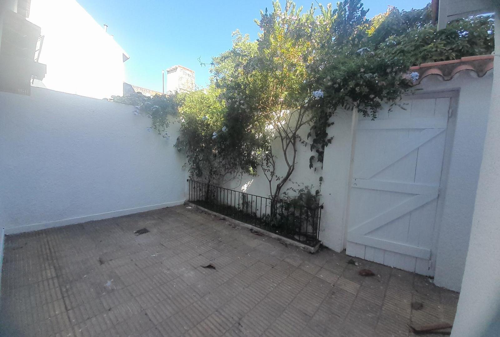 Vicente López 2 cuadras de Av Maipú PH reciclado 3amb con patio y cuarto de herramientas.-