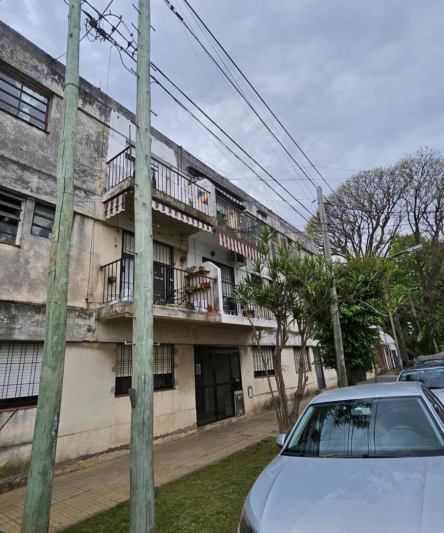 venta Departamento villa ballester de 105 metros con patio de 3 amb, oportunidad