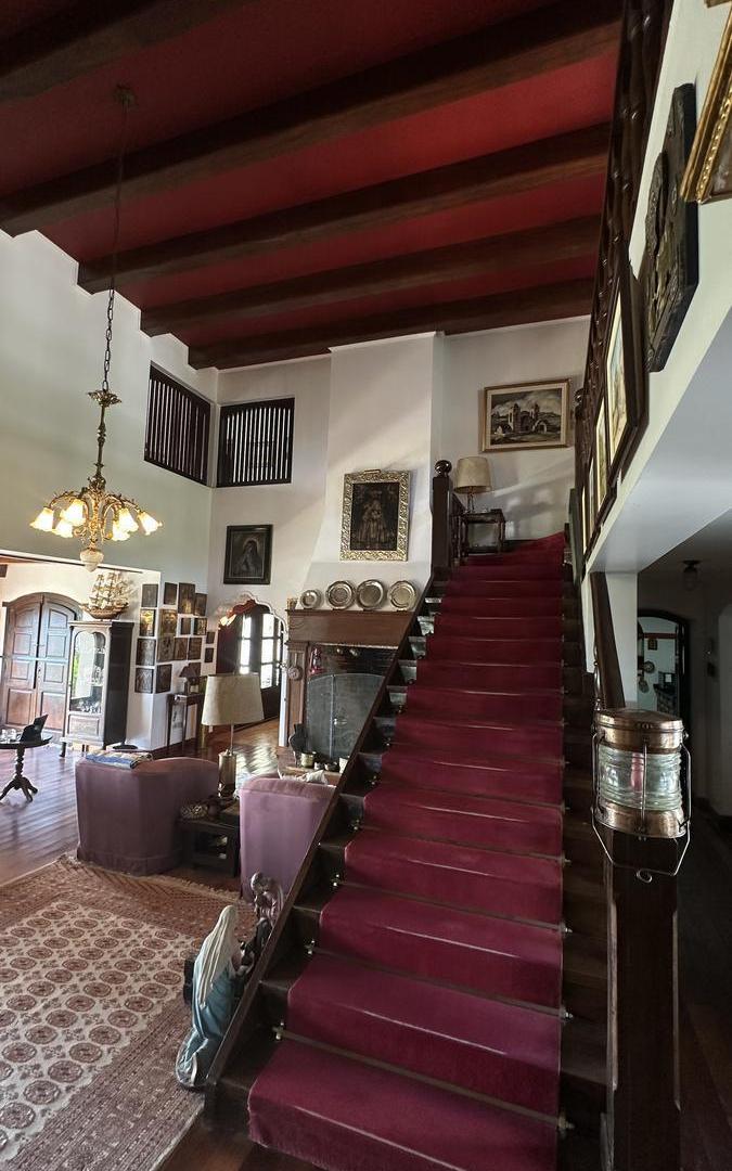 Casa premium en venta de 4 dormitorios con pileta y jardin en Barrio Tres Cerritos Salta