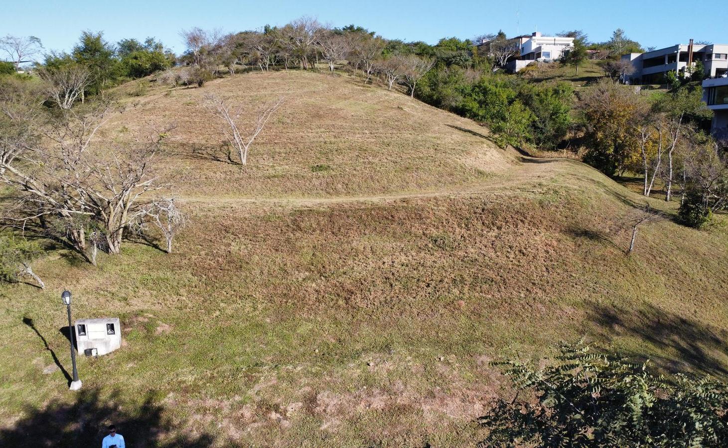 Terreno 2446 m2 en pendiente