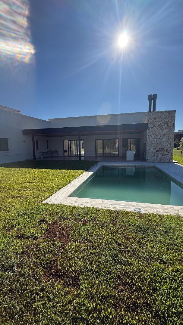CASA EN VENTA TERRAVISTA 3 DORMS ESCRITORIO FINANCIA ESTRENA