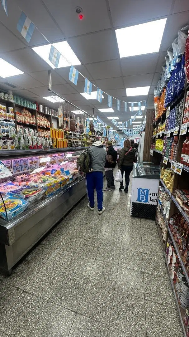 VENTA LOCAL EN LINIERS EN PLENO FOCO COMERCIAL 1