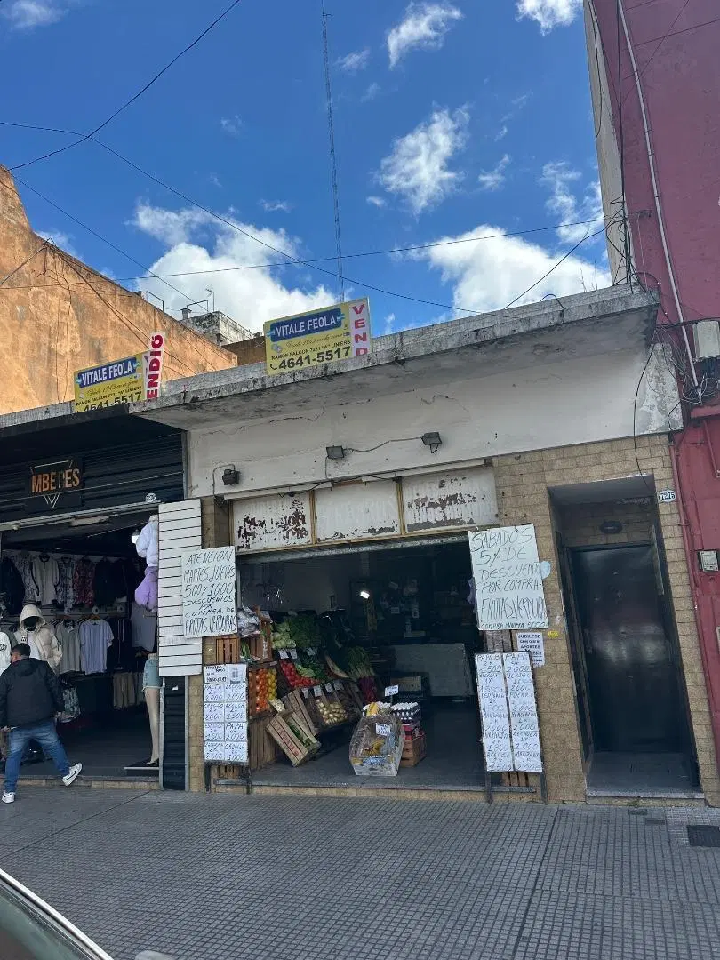LOCAL EN LINIERS EN CENTRO COMERCIAL CON ESPACIO AEREO LIBRE 1