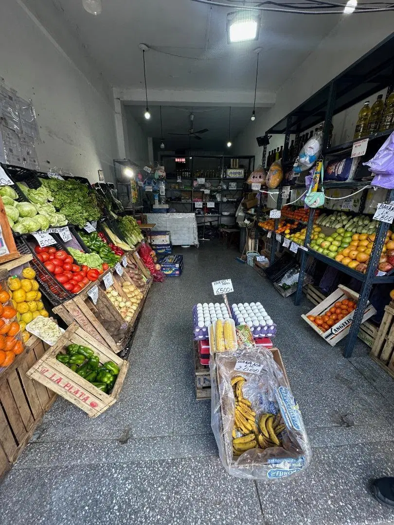 LOCAL EN LINIERS EN CENTRO COMERCIAL CON ESPACIO AEREO LIBRE 5