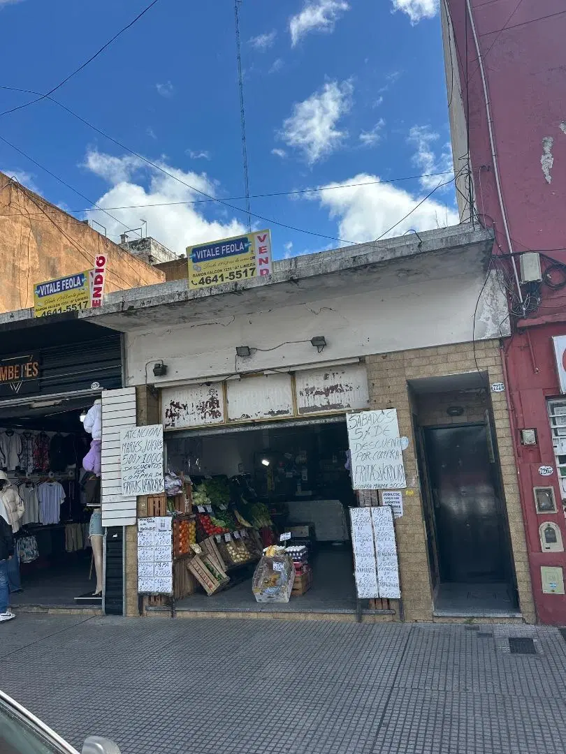 LOCAL EN LINIERS EN CENTRO COMERCIAL CON ESPACIO AEREO LIBRE 2