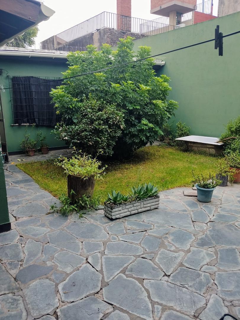 VENTA CASA 5 AMB EN RAMOS MEJIA COCHERA PATIOTERRAZA