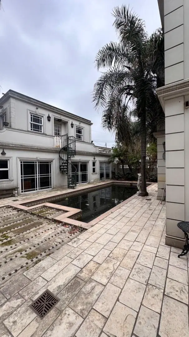 CASA 7 AMB CON PILETA EN VILLA LUZURIAGA - ESTILO FRANCÉS 2