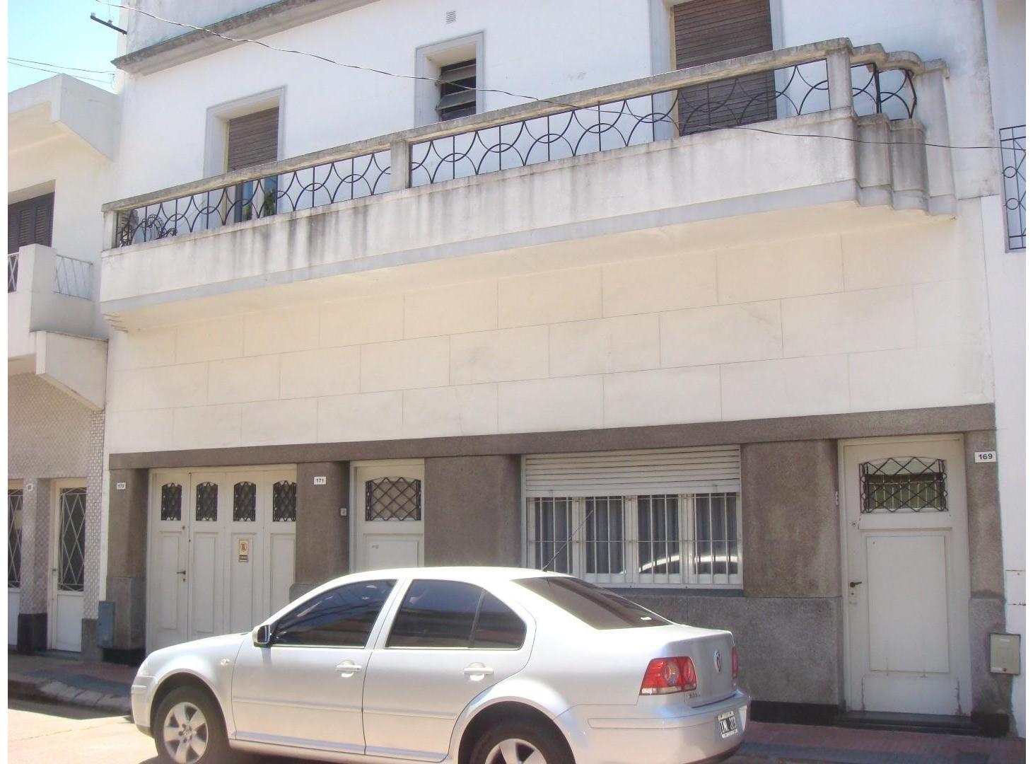 CASA 2 DORMS, PATIO, COCHERA EN LINIERS + 2 DEPTOS P.A.