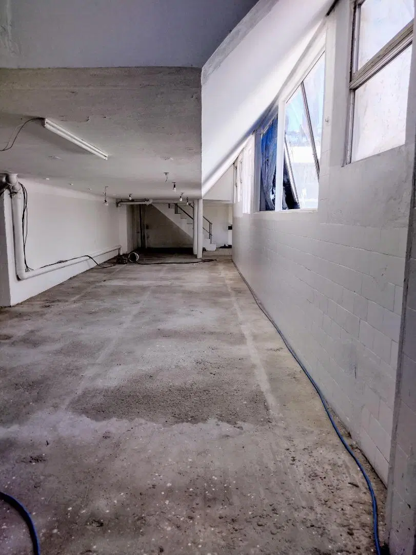 OFICINAS EN LINIERS CON MULTIPLES SALONES CON PATIO 5