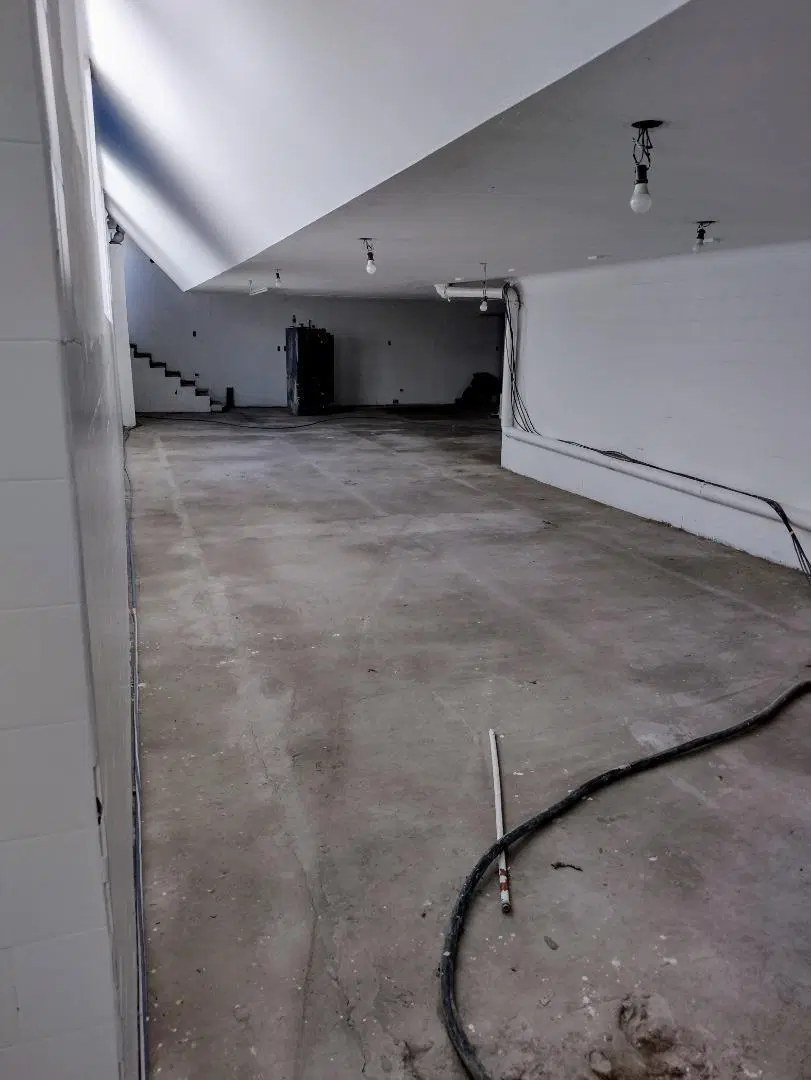 OFICINAS EN LINIERS CON MULTIPLES SALONES CON PATIO 4