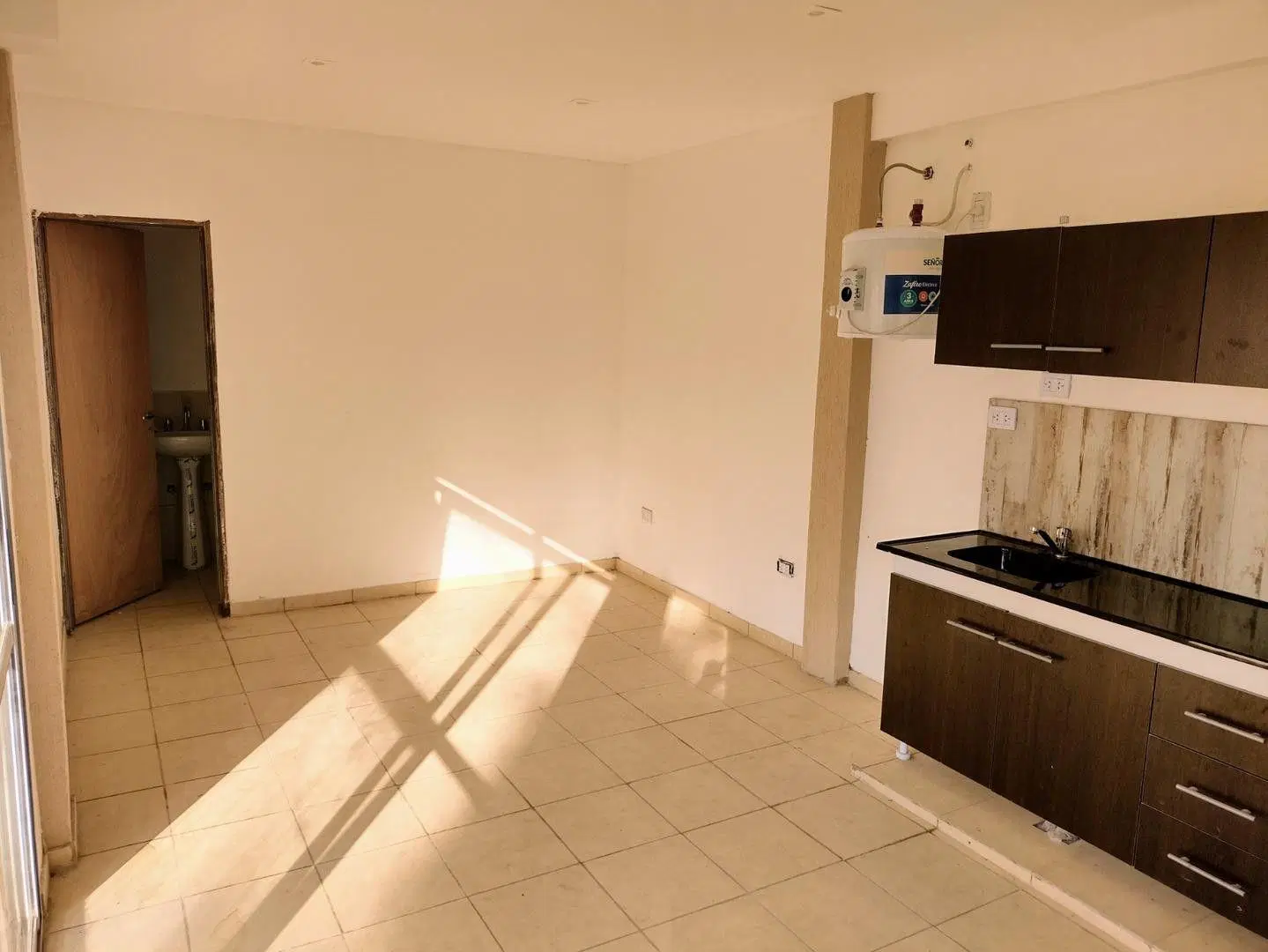 VENTA MONOAMBIENTE EN CASTELAR CON RENTA EN PB 2
