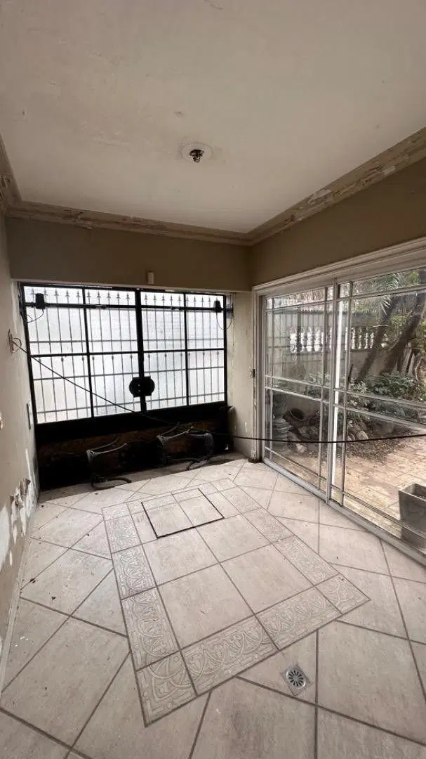 CASA 7 AMB CON PILETA EN VILLA LUZURIAGA - ESTILO FRANCÉS 8