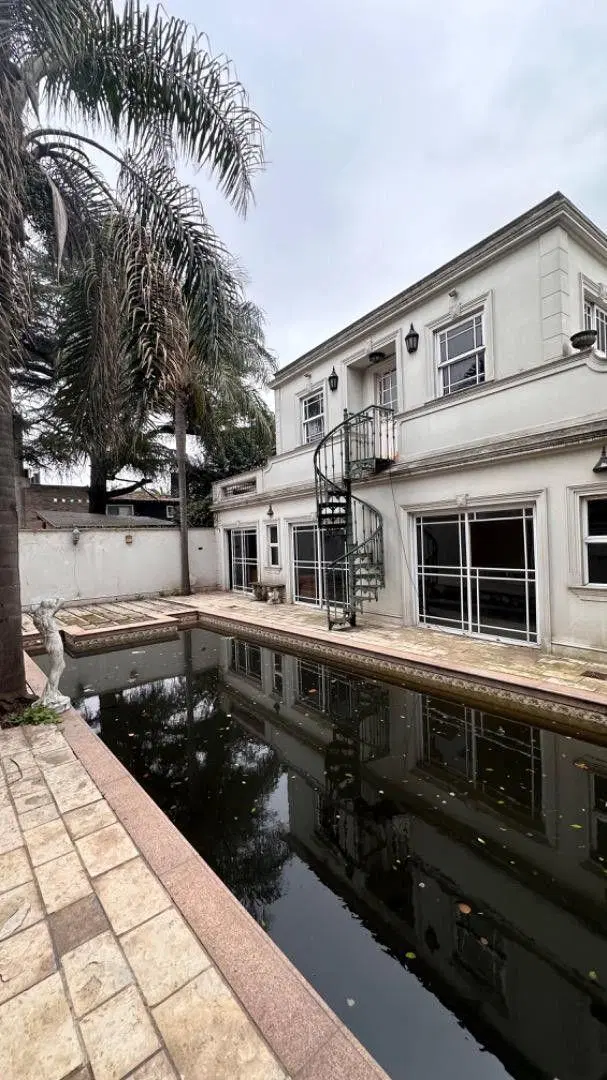 CASA 7 AMB CON PILETA EN VILLA LUZURIAGA - ESTILO FRANCÉS 3