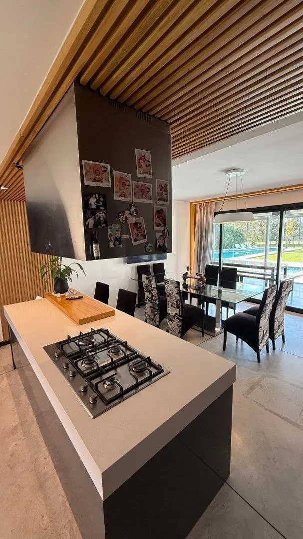 CASA EN VENTA TERRAVISTA 4 DORMS SUPER MODERNA 2 PILETAS PLAYROOM VISTA LAGUNA 3