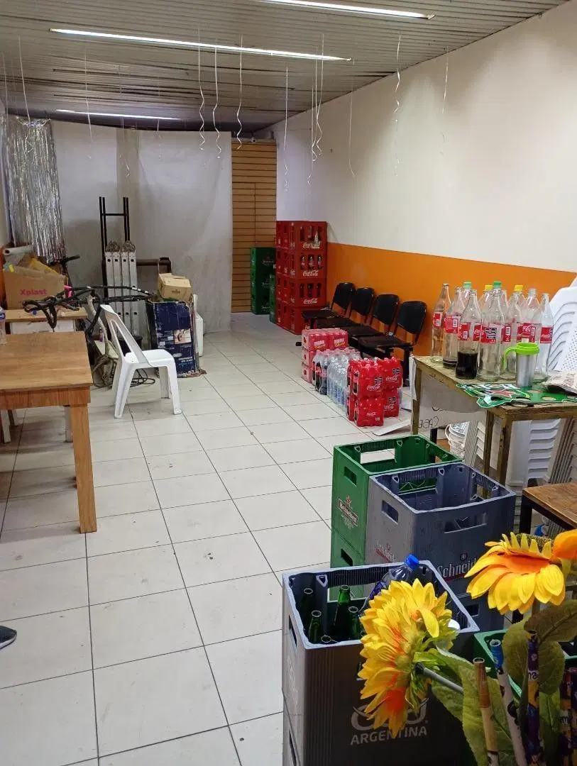VENTA DE LOCAL EN LINIERS PARA VÁRIOS RUBROS CON RENTA 2