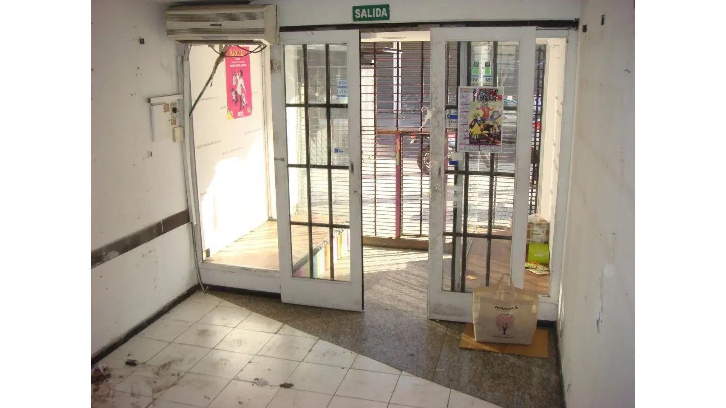 LOCAL EN ALQUILER LINIERS A METROS DE AV RIVADAVIA 8