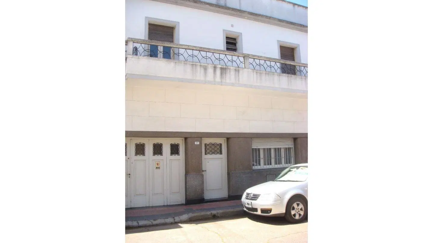 CASA 2 DORMS, PATIO, COCHERA EN LINIERS + 2 DEPTOS P.A. 2