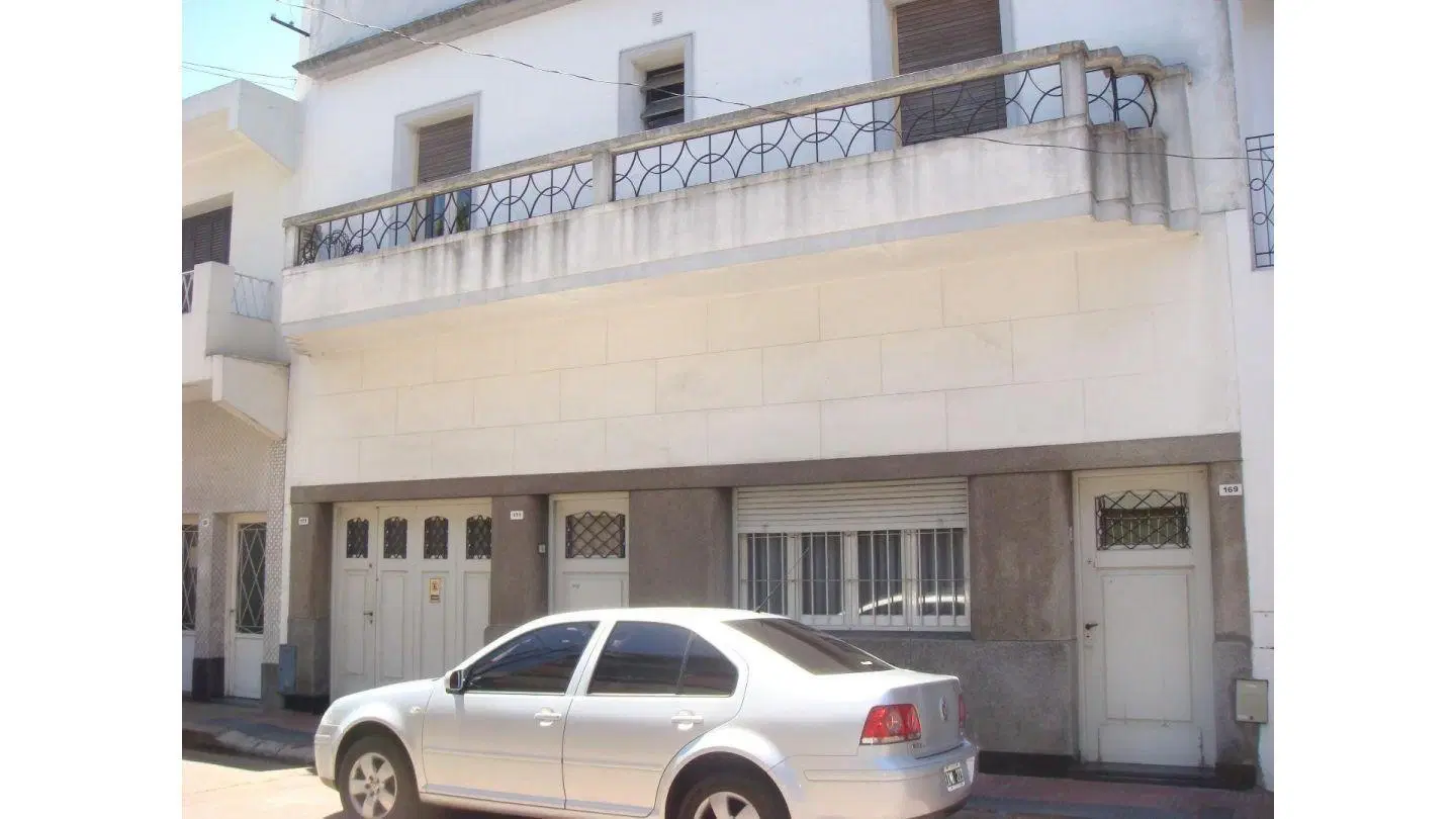 CASA 2 DORMS, PATIO, COCHERA EN LINIERS + 2 DEPTOS P.A. 5