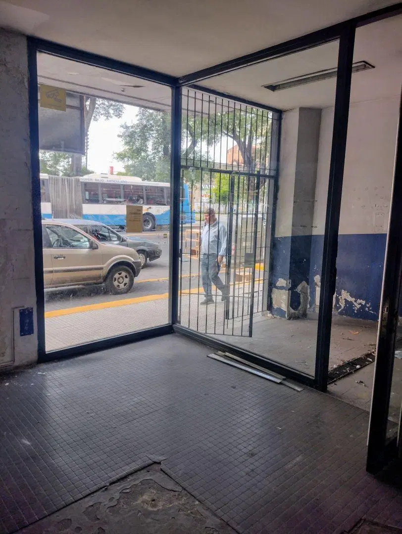ALQUILER LOCAL EN LINIERS CON DEPOSITO Y SOTANO, APTO VARIOS RUBROS CON DARSENA 5