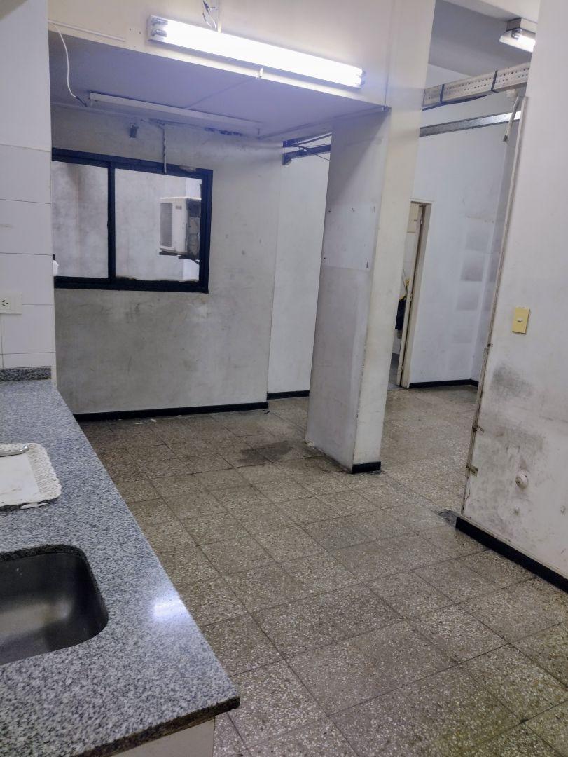 Foto de ALQUILER LOCAL EN LINIERS CON DEPOSITO Y SOTANO, APTO VARIOS RUBROS CON, imagen 3